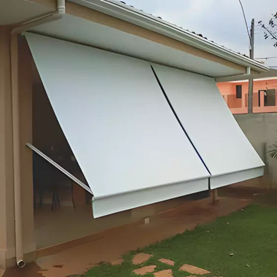 Toldo retrátil com braço